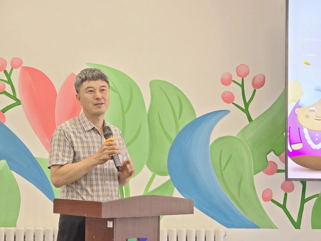 大连康养集团组织开展“不倒翁计划”预防老人跌倒