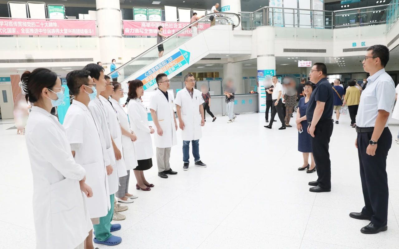 大连市卫生健康委领导莅临大医一院，致以医师节诚挚慰问